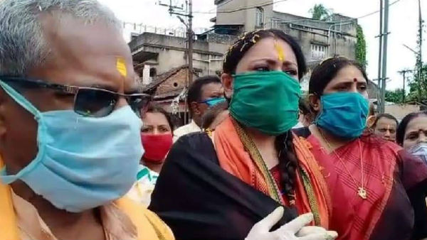 পাইকারি বাজার চালুর দাবিতে ধুন্ধুমার, মহিলা বিজেপি কর্মীকে আটক পুলিশের পাইকারি বাজার চালুর দাবিতে ধুন্ধুমার, মহিলা বিজেপি কর্মীকে আটক পুলিশের