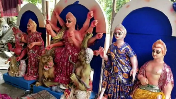 বিচুলি ও শাড়ি দিয়ে মূর্তি