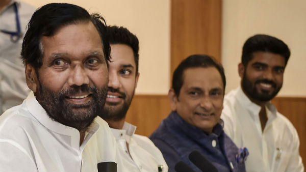 এর আগে পাতা জোড়া বিজ্ঞাপন নিয়ে জল্পনা