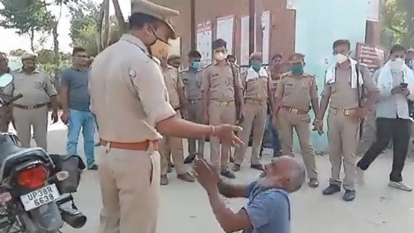 আমার ওপর গুলি চালাবেন না, গলায় প্ল্যাকার্ড ঝুলিয়ে পুলিশের কাছে আত্মসমর্পন দাগী অপরাধীর আমার ওপর গুলি চালাবেন না, গলায় প্ল্যাকার্ড ঝুলিয়ে পুলিশের কাছে আত্মসমর্পন দাগী অপরাধীর
