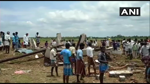 তামিলনাড়ুর কুড্ডালোরে বাজির কারখানায় বিস্ফোরণ। চেন্নাই থেকে ১৯০ কিলোমিটার দূরে ওই কারখানায় বিস্ফোরণে এখনও পর্যন্ত ৭ জনের মৃত্যু হয়েছে। গুরুতর আহত অবস্থায় আরও তিন জনকে উদ্ধার করা হয়েছে সেখান থেকে। তামিলনাড়ুর কুড্ডালোরে বাজির কারখানায় বিস্ফোরণ। চেন্নাই থেকে ১৯০ কিলোমিটার দূরে ওই কারখানায় বিস্ফোরণে এখনও পর্যন্ত ৭ জনের মৃত্যু হয়েছে। গুরুতর আহত অবস্থায় আরও তিন জনকে উদ্ধার করা হয়েছে সেখান থেকে।