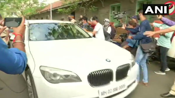 কঙ্গনার বাড়ির সামনে বিক্ষোভ