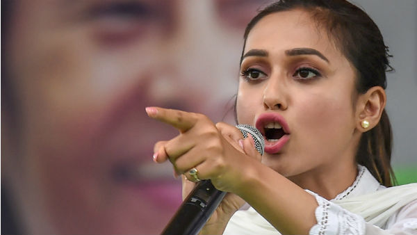 বলিউডে শুধু মহিলারা মাদক নেন বুঝি, পুরুষরা ধোওয়া তুলসি পাতা! টুইটে কটাক্ষ মিমির বলিউডে শুধু মহিলারা মাদক নেন বুঝি, পুরুষরা ধোওয়া তুলসি পাতা! টুইটে কটাক্ষ মিমির