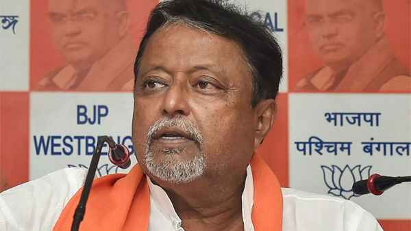 রণং দেহি মূর্তি উধাও মুকুল ও অনুগামীদের