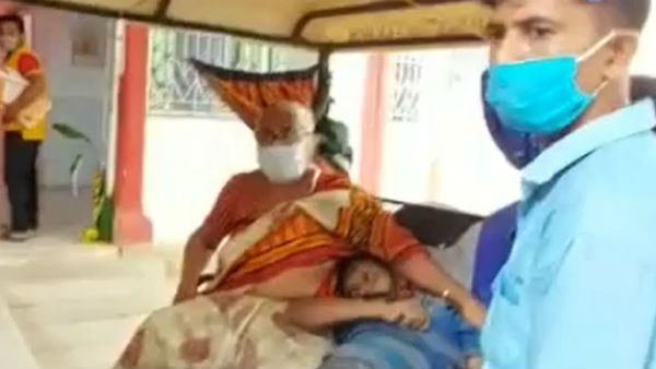 রাস্তায় পড়ে থাকা অসুস্থ ব্যক্তিকে হাসপাতালে পৌঁছে দিয়ে মানবিকতার নজির গড়লেন বৃদ্ধা নার্স রাস্তায় পড়ে থাকা অসুস্থ ব্যক্তিকে হাসপাতালে পৌঁছে দিয়ে মানবিকতার নজির গড়লেন বৃদ্ধা নার্স