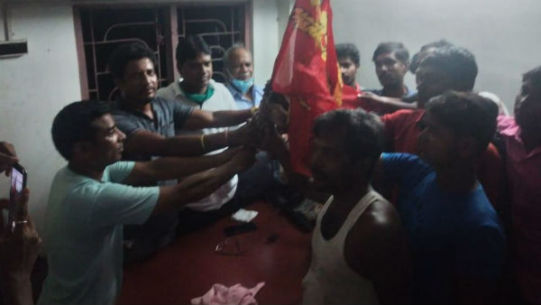 তৃণমূলত্যাগীদের হাতে ফরওয়ার্ড ব্লকের পতাকা