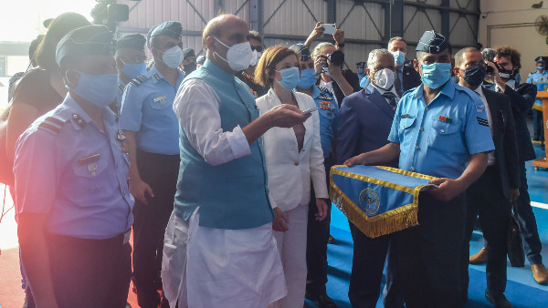 উপস্থিত ছিলেন ফ্রান্সের প্রতিরক্ষামন্ত্রী ফ্লোরেন্স পার্লে