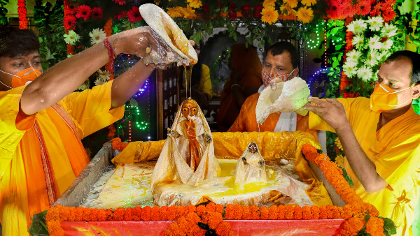 ইদগাহটি মথুরায় শ্রীকৃষ্ণ মন্দিরের অদূরে অবস্থিত