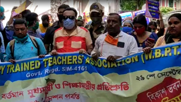 পিটিটিআই শিক্ষকদের আন্দোলন ঘিরে ধুন্ধুমার সেন্ট্রাল অ্যাভিনিউ পিটিটিআই শিক্ষকদের আন্দোলন ঘিরে ধুন্ধুমার সেন্ট্রাল অ্যাভিনিউ