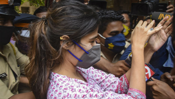 সুশান্ত কাণ্ডে ফের NCB জেরার মুখে রিয়া সুশান্ত কাণ্ডে ফের NCB জেরার মুখে রিয়া