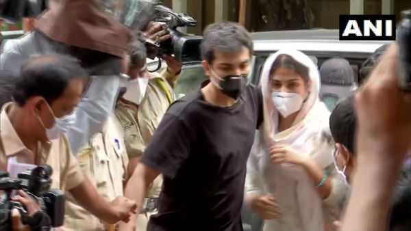 ৯ সেপ্টেম্বর পর্যন্ত NCB হেফাজতে রিয়ার ভাই সৌভিক ৯ সেপ্টেম্বর পর্যন্ত NCB হেফাজতে রিয়ার ভাই সৌভিক