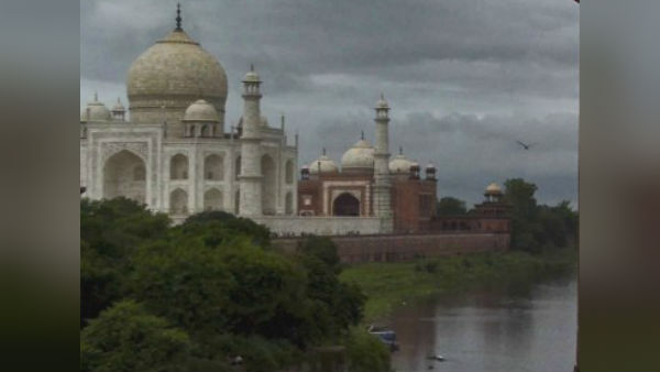 তাজমহলের আশপাশ একেবারেই ফাঁকা