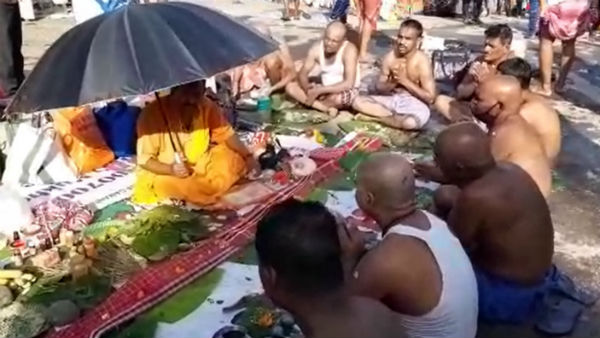 কড়া নজরদারি পুলিশের বাবুঘাটে চলছে তর্পণ কড়া নজরদারি পুলিশের বাবুঘাটে চলছে তর্পণ
