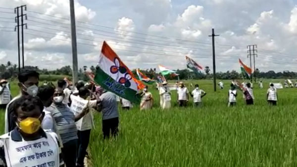 কেন্দ্রীয় সরকারের কৃষি নীতির বিরোধিতায় রাজ্য জুড়ে অভিনব প্রতিবাদ তৃণমূলের কেন্দ্রীয় সরকারের কৃষি নীতির বিরোধিতায় রাজ্য জুড়ে অভিনব প্রতিবাদ তৃণমূলের