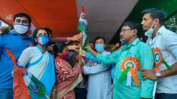 পাণ্ডুয়ায় বড় ধাক্কা বিরোধী শিবিরে! বহু নেতা, কর্মীর যোগ ঘাসফুল শিবিরে পাণ্ডুয়ায় বড় ধাক্কা বিরোধী শিবিরে! বহু নেতা, কর্মীর যোগ ঘাসফুল শিবিরে