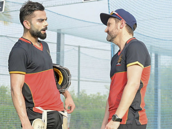 দুবাইয়ের সৈকতে খালি গায়ে ক্রিকেটাররা