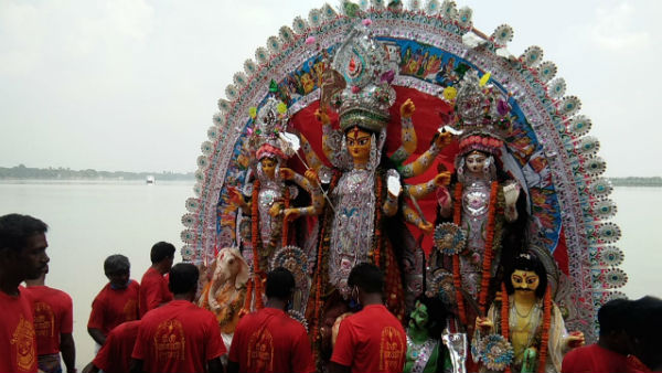 পান্তাভাত আর কচু শাক খেয়ে কৈলাস রওনা উমার! সিঁদুর খেলায় মাতলেন টাকির জমিদার বাড়ির সদস্যরা পান্তাভাত আর কচু শাক খেয়ে কৈলাস রওনা উমার! সিঁদুর খেলায় মাতলেন টাকির জমিদার বাড়ির সদস্যরা