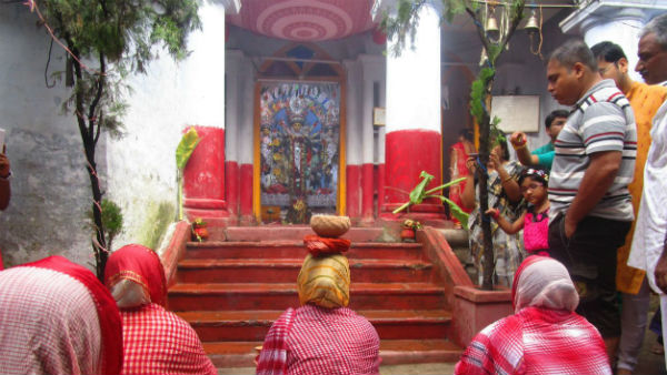 ব্রিটিশরূপী অসুর বধ করেন দুর্গা