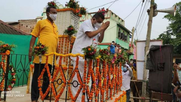 শুভেন্দুর ব্যানারে ঢাকছে বিভিন্ন জায়গা