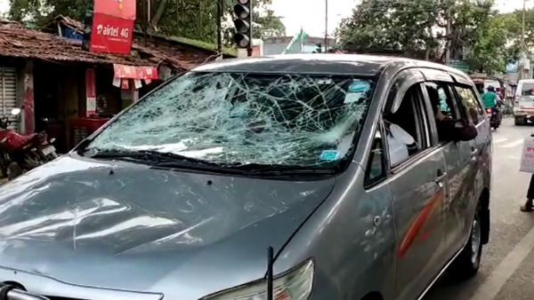 মোহনপুরের কাছে গাড়িতে হামলা