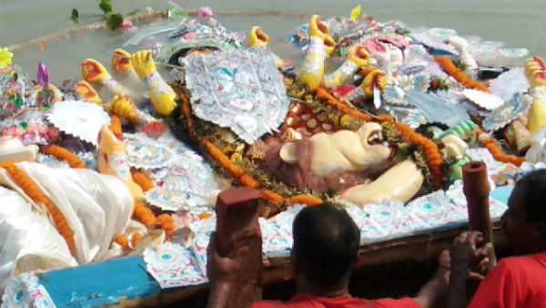পান্তাভাত আর কচু শাক খেয়ে কৈলাস রওনা উমার! সিঁদুর খেলায় মাতলেন টাকির জমিদার বাড়ির সদস্যরা পান্তাভাত আর কচু শাক খেয়ে কৈলাস রওনা উমার! সিঁদুর খেলায় মাতলেন টাকির জমিদার বাড়ির সদস্যরা