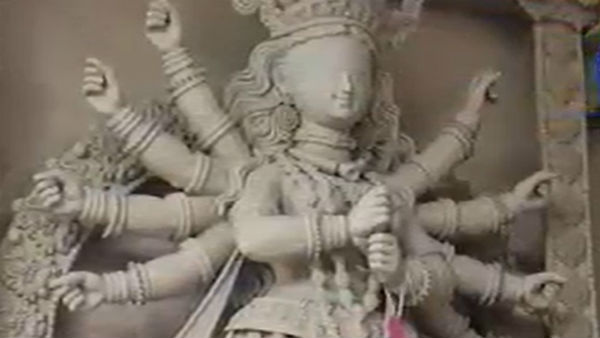 করোনা বিধি মেনে জমিদার বাড়ির আদলে মণ্ডপ গড়ে তুলছে ভবানীপুর ৬২ পল্লী করোনা বিধি মেনে জমিদার বাড়ির আদলে মণ্ডপ গড়ে তুলছে ভবানীপুর ৬২ পল্লী