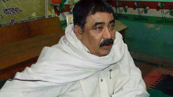 কেষ্টযাত্রা বা কৃষ্ণলীলা সর্বত্রই চলছে প্রতি নিয়ত