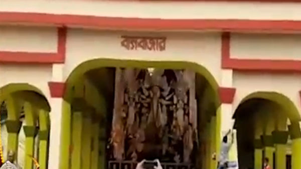 করোনাসুরের দাপটে বাগবাজারের দুর্গা দালান শুনশান, ষষ্ঠীর বোধনে নেই সেই জৌলুস করোনাসুরের দাপটে বাগবাজারের দুর্গা দালান শুনশান, ষষ্ঠীর বোধনে নেই সেই জৌলুস