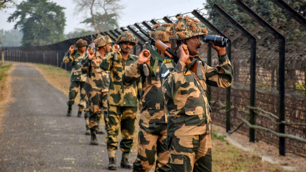ফের অবৈধ অনুপ্রবেশ আটকাল ভারতীয় সেনা! পাঞ্জাবের ফিরোজপুর সীমান্তে গ্রেফতার সন্দেহভাজন পাকিস্তানি ফের অবৈধ অনুপ্রবেশ আটকাল ভারতীয় সেনা! পাঞ্জাবের ফিরোজপুর সীমান্তে গ্রেফতার সন্দেহভাজন পাকিস্তানি