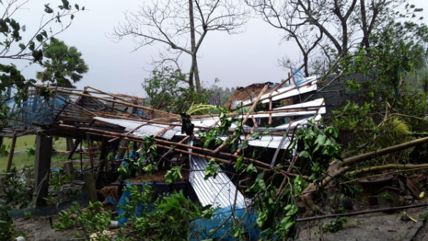 মেলেনি সরকারি সাহায্য! আম্ফানে সর্বহারা দম্পতি ঠাঁই নিয়েছেন প্রতিবেশীর বাড়িতে মেলেনি সরকারি সাহায্য! আম্ফানে সর্বহারা দম্পতি ঠাঁই নিয়েছেন প্রতিবেশীর বাড়িতে
