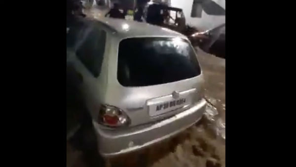 জলে তোড়ে ভেসে যাচ্ছে আস্ত গাড়ি! হায়দরাবাদের ভয়াবহ বন্যার ছবি দেখলে আঁতকে উঠবেন আপনিও জলে তোড়ে ভেসে যাচ্ছে আস্ত গাড়ি! হায়দরাবাদের ভয়াবহ বন্যার ছবি দেখলে আঁতকে উঠবেন আপনিও