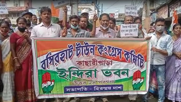 রাহুল-প্রিয়াঙ্কার গ্রেফতারি প্রতিবাদে দফায় দফায় অবরোধ কংগ্রেসের রাহুল-প্রিয়াঙ্কার গ্রেফতারি প্রতিবাদে দফায় দফায় অবরোধ কংগ্রেসের