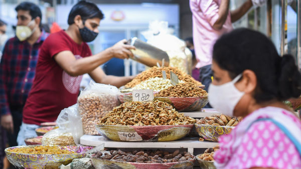 দুর্গা পুজোয় ভুরিভোজ! করোনার সঙ্গে লড়াইয়ে জিতবে কি আপনার শরীর! দুর্গা পুজোয় ভুরিভোজ! করোনার সঙ্গে লড়াইয়ে জিতবে কি আপনার শরীর!