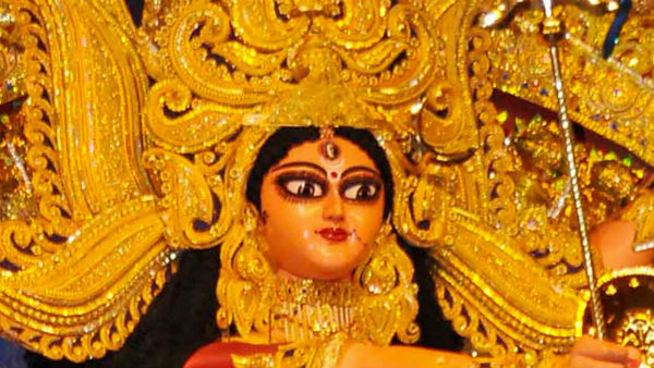 একদিকে বৃষ্টিসুর, অন্যদিকে পুজোমণ্ডপে নো-এন্ট্রি আশঙ্কায় এদিন থেকেই ভিড় পুজো মণ্ডপে একদিকে বৃষ্টিসুর, অন্যদিকে পুজোমণ্ডপে নো-এন্ট্রি আশঙ্কায় এদিন থেকেই ভিড় পুজো মণ্ডপে