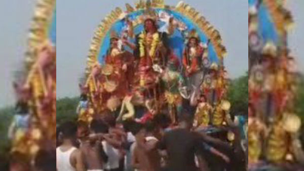 আইনকে বুড়ো আঙুল দেখিয়ে শোভাযাত্রা–মাইচ করে বিসর্জন চলছে বীরভূমের সিউড়িতে আইনকে বুড়ো আঙুল দেখিয়ে শোভাযাত্রা–মাইচ করে বিসর্জন চলছে বীরভূমের সিউড়িতে