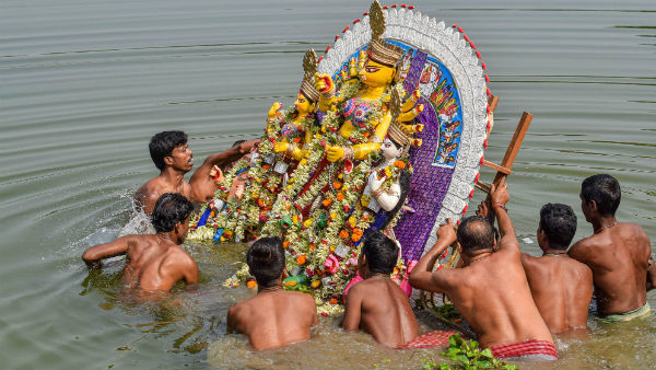আড়ম্বর, শোভাযাত্রা ছাড়াই চোখের জলে বিদায় দিতে হবে দেবীকে, নির্দেশ পুলিশের আড়ম্বর, শোভাযাত্রা ছাড়াই চোখের জলে বিদায় দিতে হবে দেবীকে, নির্দেশ পুলিশের