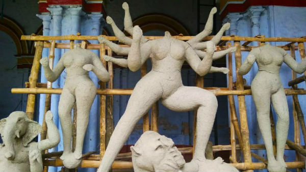 করোনা আবহে অন্য রূপে হাজির বসিরহাটের বসু বাড়ির কলার ছড়া দুর্গাপুজো করোনা আবহে অন্য রূপে হাজির বসিরহাটের বসু বাড়ির কলার ছড়া দুর্গাপুজো