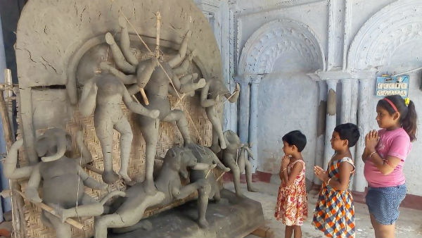 করোনা আবহেও প্রথা মেনে দুর্গাপুজো হবে বাদুড়িয়ার বসু পরিবারে করোনা আবহেও প্রথা মেনে দুর্গাপুজো হবে বাদুড়িয়ার বসু পরিবারে