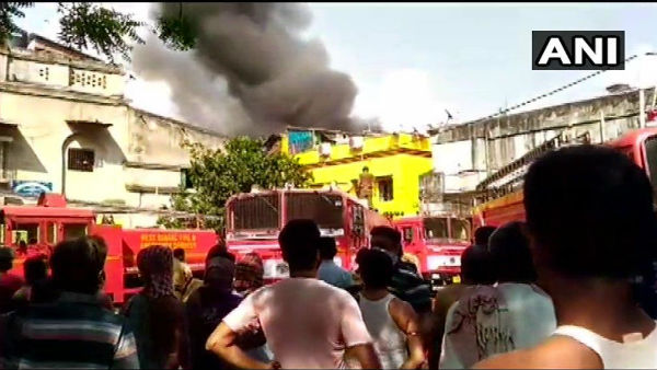 পুজোর মুখে চিৎপুরে প্লাস্টিকের কারখানায় বিধ্বংসী অগ্নিকাণ্ড, ঘটনাস্থলে দমকলের ১৮টি ইঞ্জিন পুজোর মুখে চিৎপুরে প্লাস্টিকের কারখানায় বিধ্বংসী অগ্নিকাণ্ড, ঘটনাস্থলে দমকলের ১৮টি ইঞ্জিন