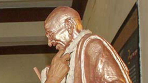 নিজের প্রচেষ্টায় গান্ধীজি মহাত্মা হয়েছেন