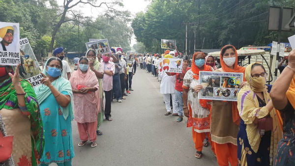 পাগড়ি বিতর্কে প্রতিবাদে রাস্তায় বার্নপুর গুরুদ্বার প্রবন্ধন কমিটি পাগড়ি বিতর্কে প্রতিবাদে রাস্তায় বার্নপুর গুরুদ্বার প্রবন্ধন কমিটি