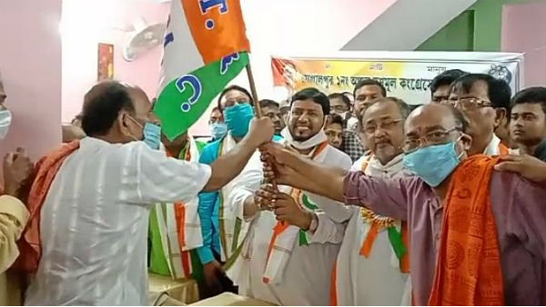 রাজস্থানে পুরোহিত হত্যার প্রতিবাদে জানিয়ে তৃণমূলে যোগ হাড়োয়ার পুরোহিতদের রাজস্থানে পুরোহিত হত্যার প্রতিবাদে জানিয়ে তৃণমূলে যোগ হাড়োয়ার পুরোহিতদের