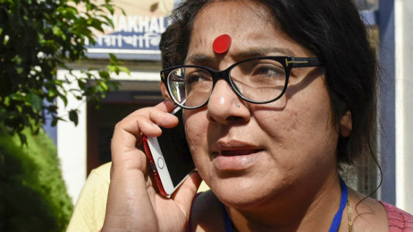 মমতা বন্দ্যোপাধ্যায়ের হাথরস নিয়ে পথে নামায় কটাক্ষ
