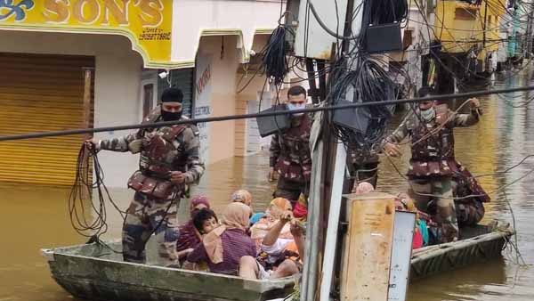ভাসছে হায়দরাবাদ