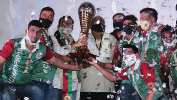 ৭ মাসের অপেক্ষা শেষে ট্রফি হাতে পেল মোহনবাগান