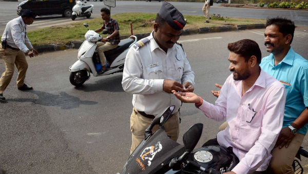 সাবধান! এই রাজ্যে হেলমেট না পরলে বিপদে পরতে পারেন বাইক চালকরা সাবধান! এই রাজ্যে হেলমেট না পরলে বিপদে পরতে পারেন বাইক চালকরা