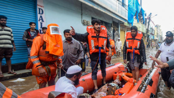 বন্যা দুর্গতদের পাশে দাঁড়াতে ৪২টি মোবাইল হেলথ সেন্টার