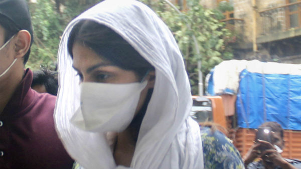 রিয়াকে বিশ্রাম নিতে বললেন হংসল মেহতা