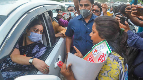 স্মৃতি ইরানিকে বিক্ষোভ প্রদর্শন