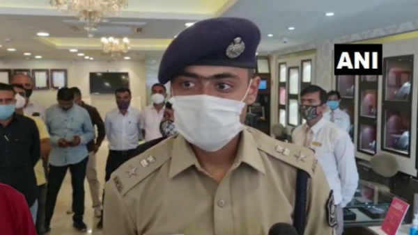 তানিস্ক বিজ্ঞাপন বিতর্ক, গুজরাতের দোকানে হামলা, ম্যানেজারকে জোর করে ক্ষমা চাওয়ানো হল তানিস্ক বিজ্ঞাপন বিতর্ক, গুজরাতের দোকানে হামলা, ম্যানেজারকে জোর করে ক্ষমা চাওয়ানো হল